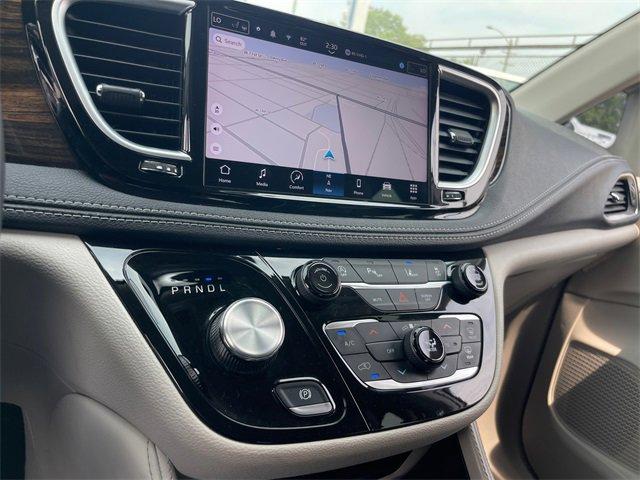 Photo of 2023 Silver Mist Clearcoat Chrysler Pacifica