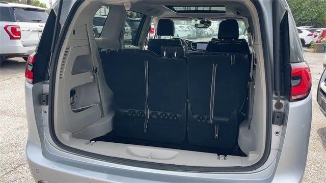 Photo of 2023 Silver Mist Clearcoat Chrysler Pacifica
