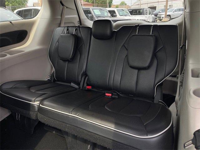 Photo of 2023 Silver Mist Clearcoat Chrysler Pacifica
