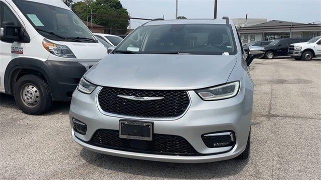 Photo of 2023 Silver Mist Clearcoat Chrysler Pacifica