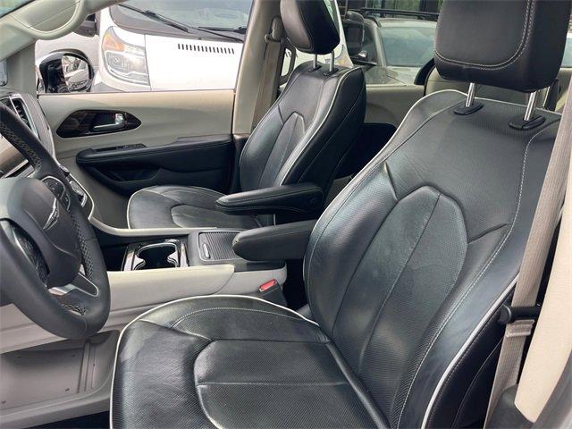 Photo of 2023 Silver Mist Clearcoat Chrysler Pacifica