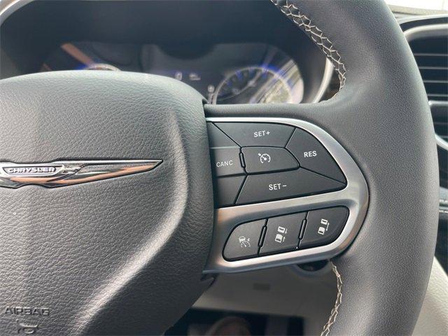 Photo of 2023 Silver Mist Clearcoat Chrysler Pacifica