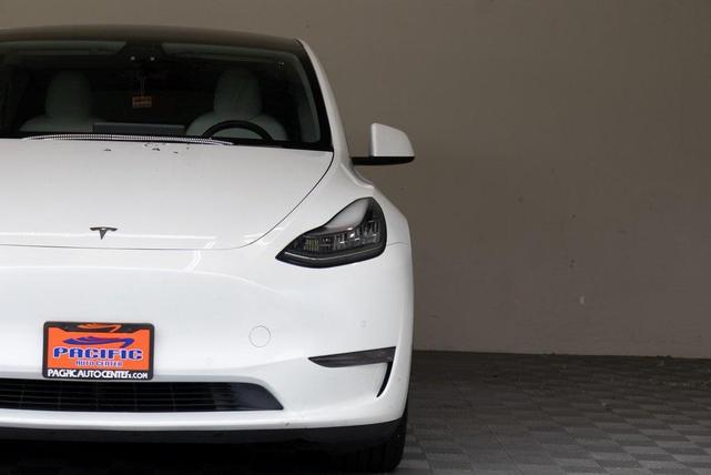 Photo of 2021 White Tesla Model Y