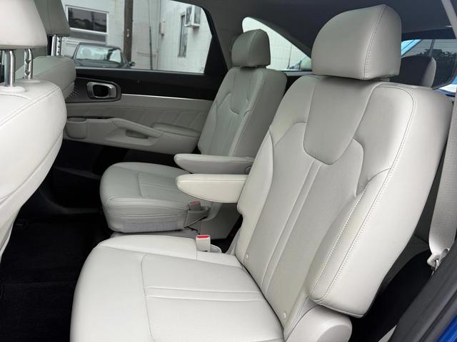 Photo of 2022 Sapphire Blue Kia Sorento