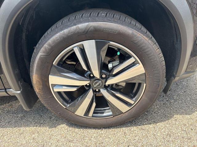Photo of 2023 Super Black Nissan Rogue