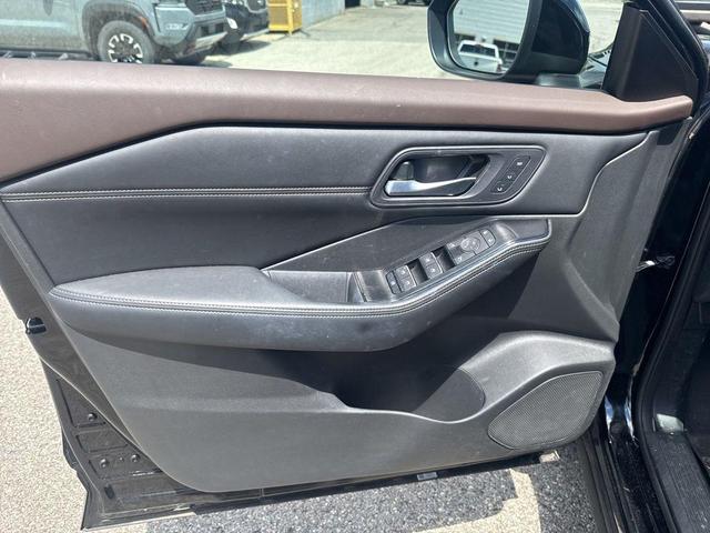 Photo of 2023 Super Black Nissan Rogue