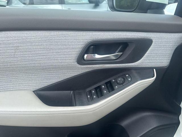 Photo of 2023 Pearl White Tricoat Nissan Rogue