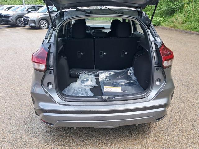 Photo of 2025 Gun Metallic Nissan Kicks