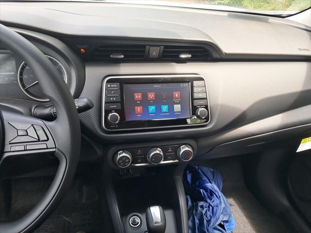 Photo of 2025 Gun Metallic Nissan Kicks