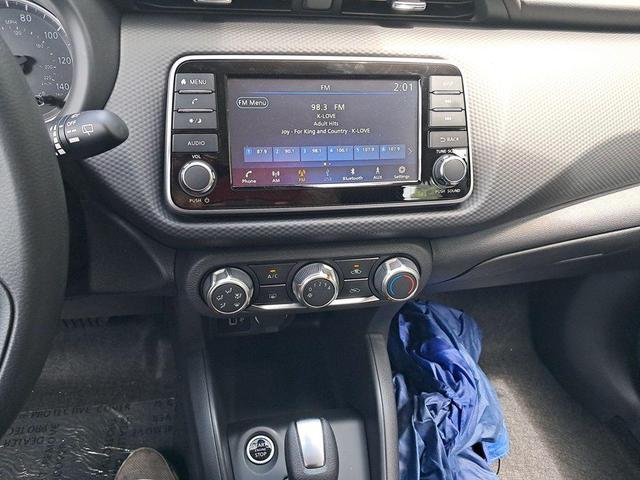 Photo of 2025 Gun Metallic Nissan Kicks