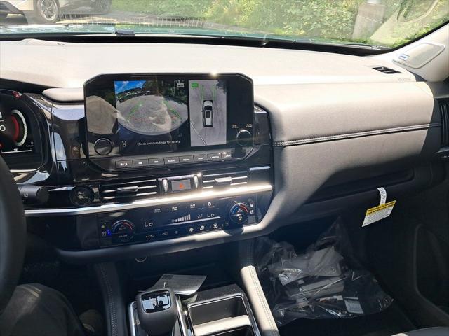 Photo of 2025 Obsidian Green Pearl/Super Black Nissan Pathfinder