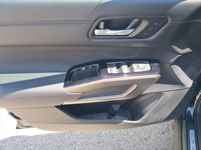 Photo of 2025 Obsidian Green Pearl/Super Black Nissan Pathfinder