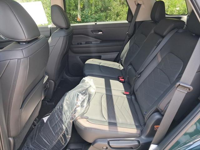 Photo of 2025 Obsidian Green Pearl/Super Black Nissan Pathfinder