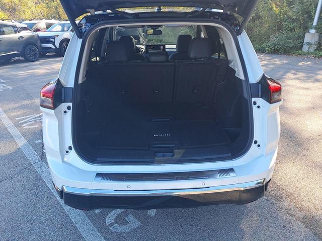 Photo of 2026 Everest White Pearl/Super Black Nissan Rogue