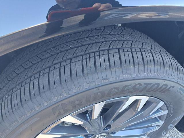 Photo of 2026 Everest White Pearl/Super Black Nissan Rogue