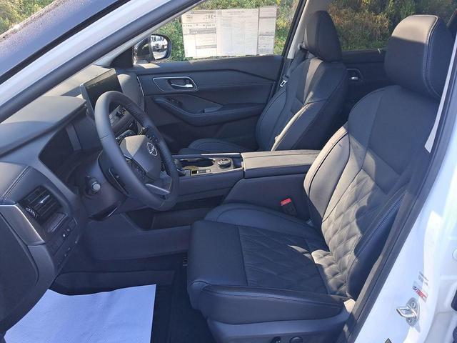 Photo of 2026 Everest White Pearl/Super Black Nissan Rogue