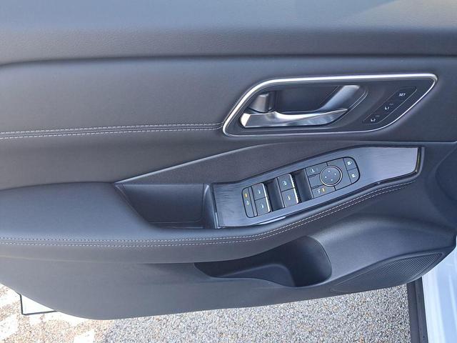 Photo of 2026 Everest White Pearl/Super Black Nissan Rogue