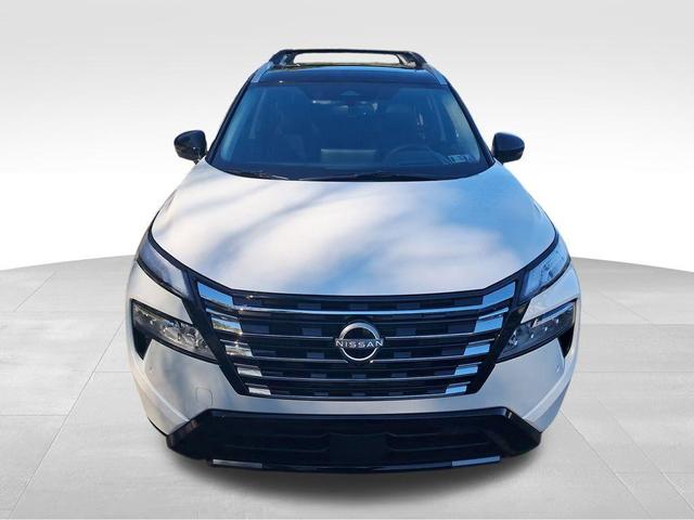 Photo of 2026 Everest White Pearl/Super Black Nissan Rogue