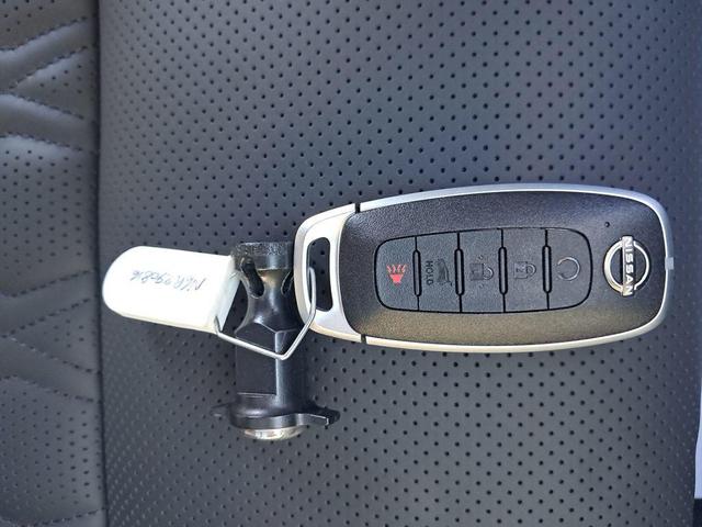 Photo of 2026 Everest White Pearl/Super Black Nissan Rogue
