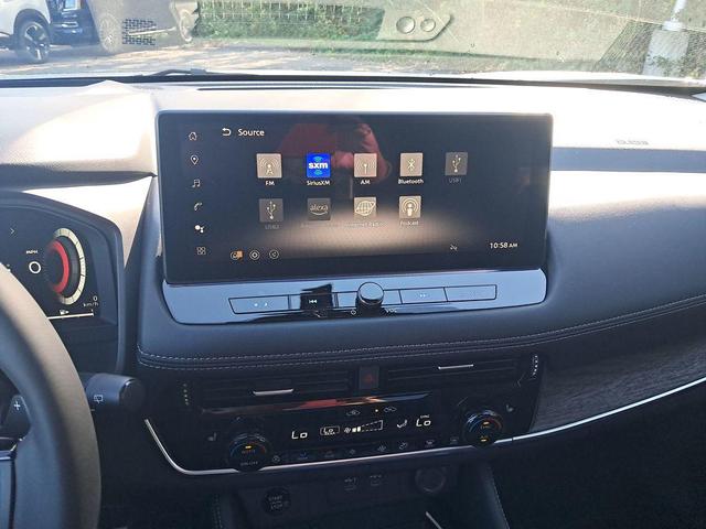 Photo of 2026 Everest White Pearl/Super Black Nissan Rogue