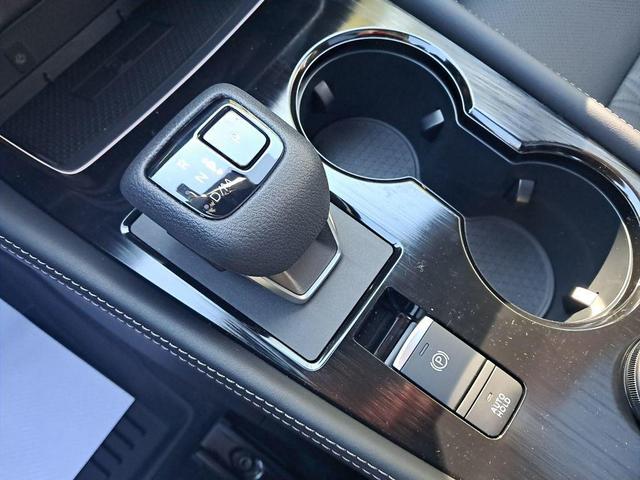 Photo of 2026 Everest White Pearl/Super Black Nissan Rogue