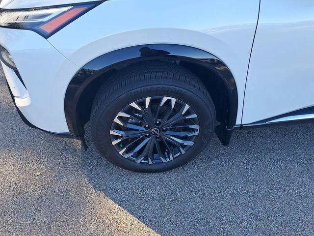 Photo of 2026 Everest White Pearl/Super Black Nissan Rogue
