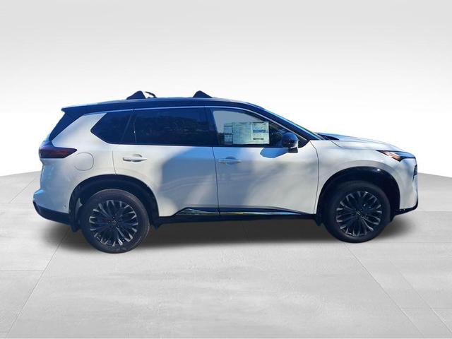 Photo of 2026 Everest White Pearl/Super Black Nissan Rogue