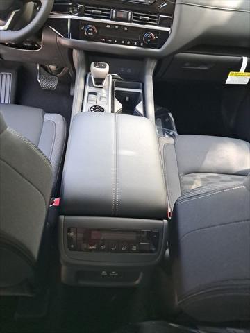 Photo of 2025 Everest White Pearl Tricoat Nissan Pathfinder