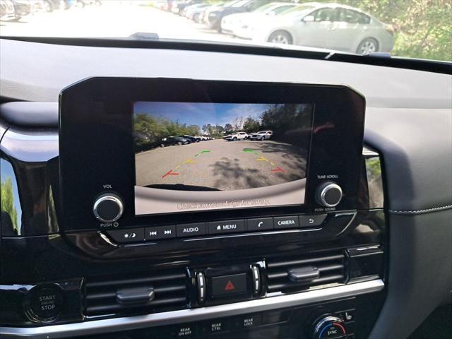 Photo of 2025 Everest White Pearl Tricoat Nissan Pathfinder