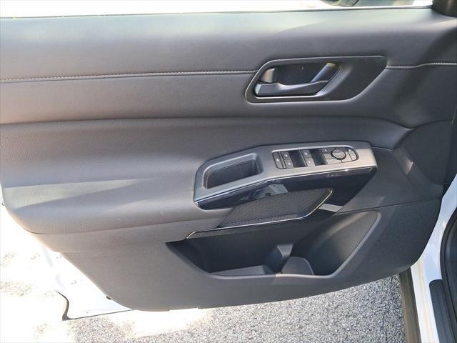 Photo of 2025 Everest White Pearl Tricoat Nissan Pathfinder