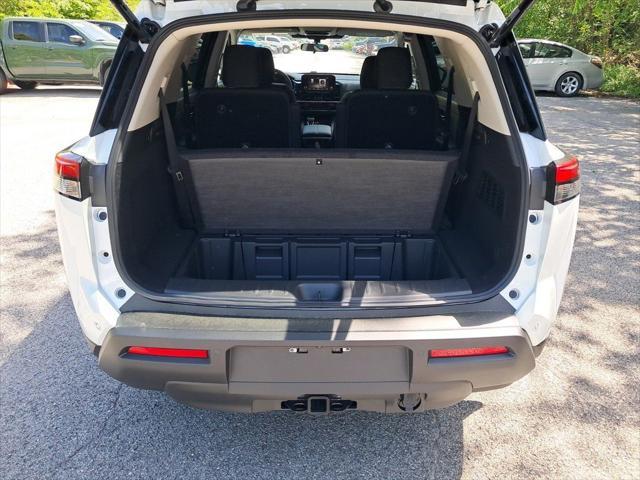 Photo of 2025 Everest White Pearl Tricoat Nissan Pathfinder