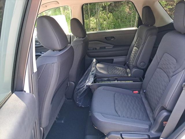 Photo of 2025 Everest White Pearl Tricoat Nissan Pathfinder