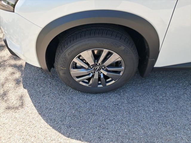Photo of 2025 Everest White Pearl Tricoat Nissan Pathfinder