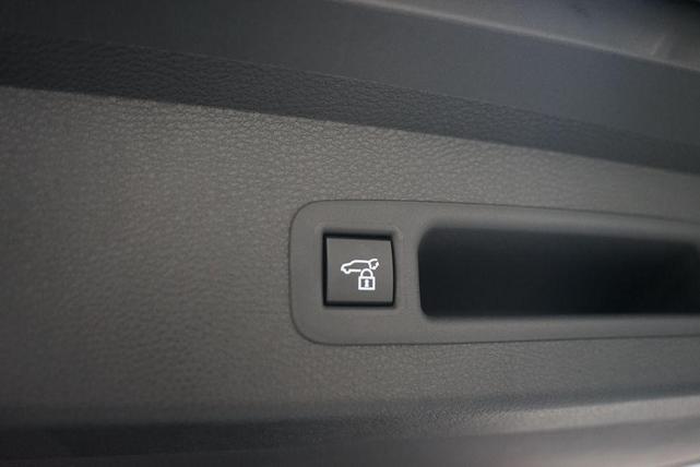 Photo of 2025 Midnight Black Metallic Toyota Sienna