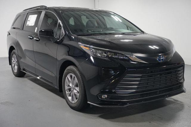 Photo of 2025 Midnight Black Metallic Toyota Sienna