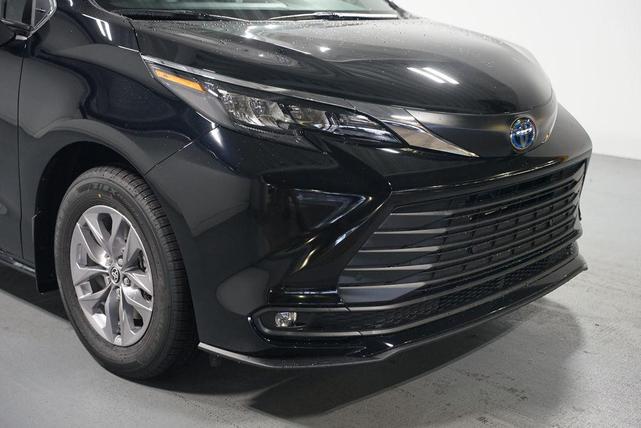 Photo of 2025 Midnight Black Metallic Toyota Sienna