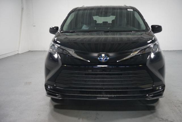 Photo of 2025 Midnight Black Metallic Toyota Sienna