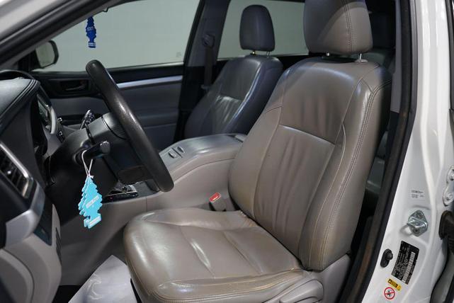 Photo of 2017 Blizzard Pearl Toyota Highlander