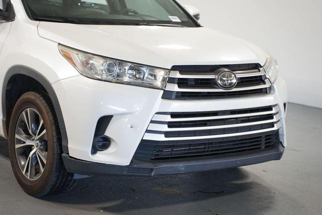 Photo of 2017 Blizzard Pearl Toyota Highlander