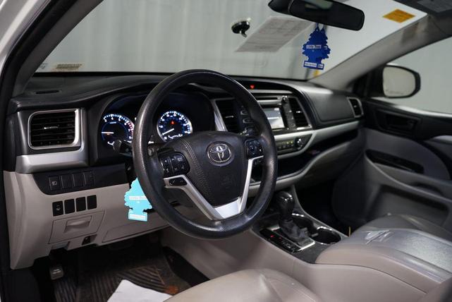 Photo of 2017 Blizzard Pearl Toyota Highlander