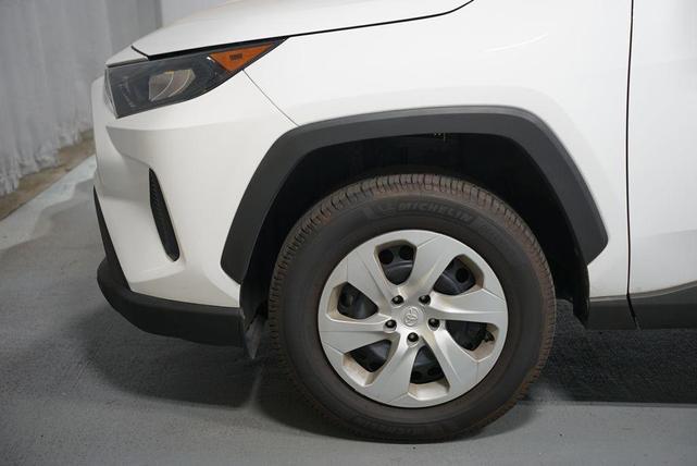 Photo of 2021 Super White Toyota RAV4
