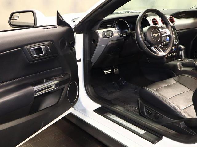 Photo of 2020 Oxford White Ford Mustang