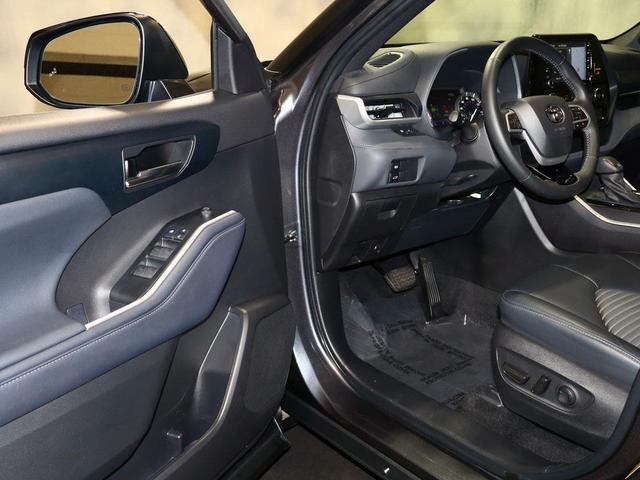 Photo of 2022 Magnetic Gray Toyota Highlander