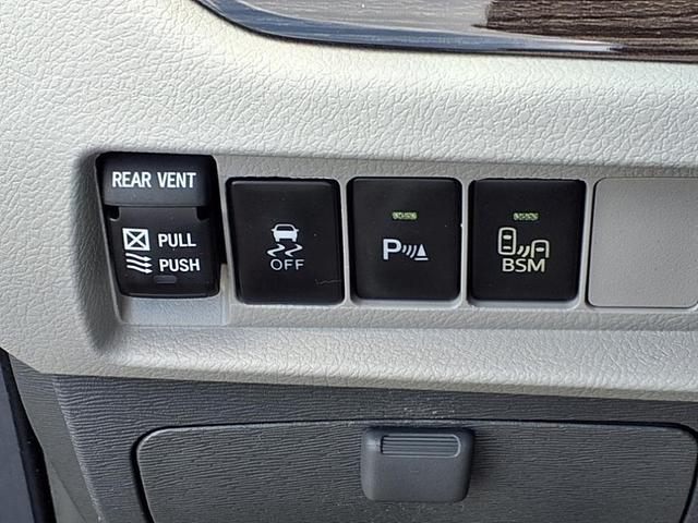 Photo of 2016 Shoreline Blue Pearl Toyota Sienna