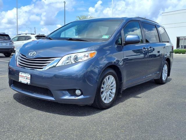 Photo of 2016 Shoreline Blue Pearl Toyota Sienna
