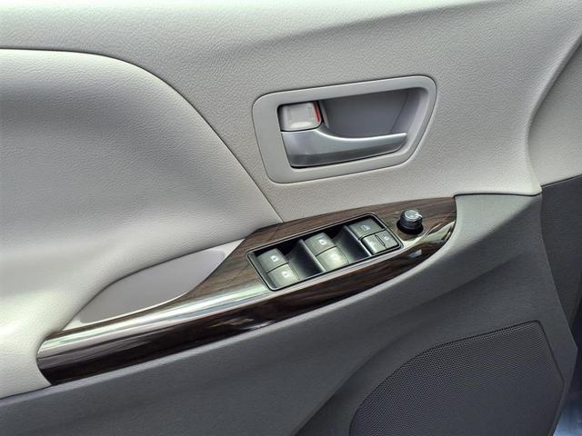 Photo of 2016 Shoreline Blue Pearl Toyota Sienna