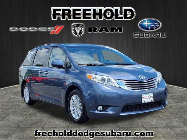 Photo of 2016 Shoreline Blue Pearl Toyota Sienna
