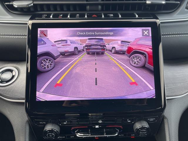 Photo of 2025 Diamond Black Crystal Pearlcoat Jeep Grand Cherokee