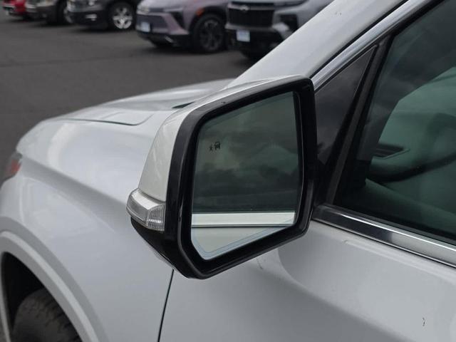 Photo of 2020 Summit White Chevrolet Traverse