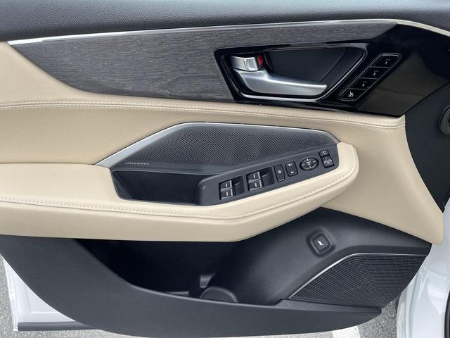 Photo of 2025 Platinum White Pearl Acura MDX